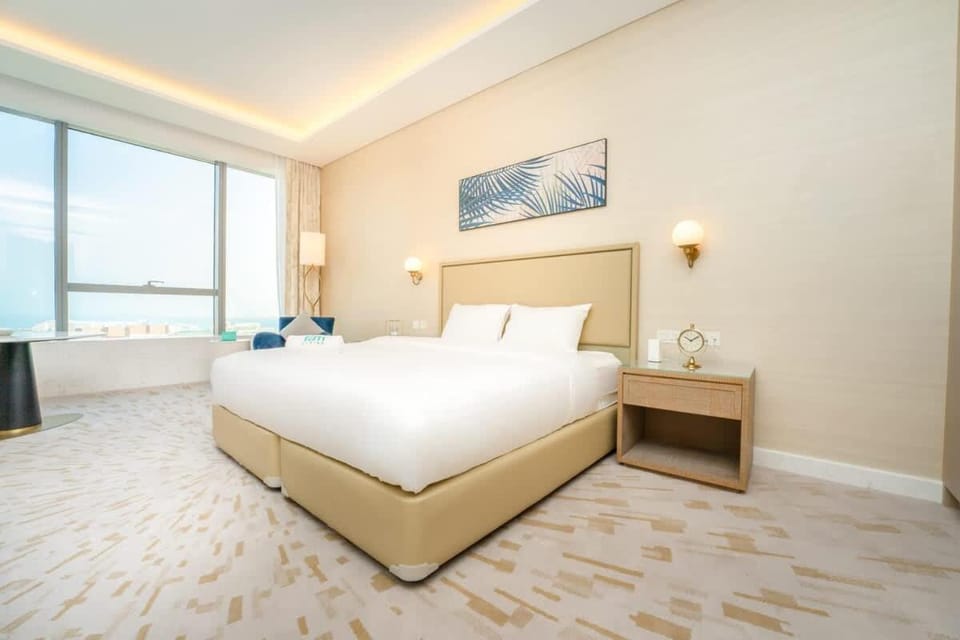 FAM Living - Palm Tower - Palm Jumeirah - Panoramic Studios Apartment in Dubai