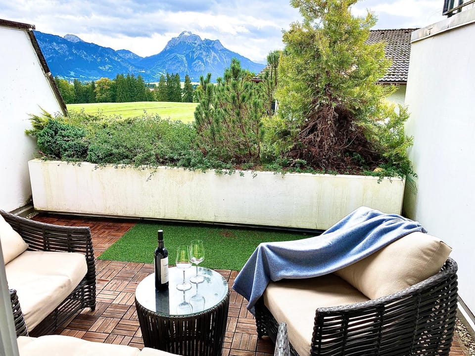 Nearby landmark, Natural landscape, View (from property/room), Balcony/Terrace, Seating area, Mountain view