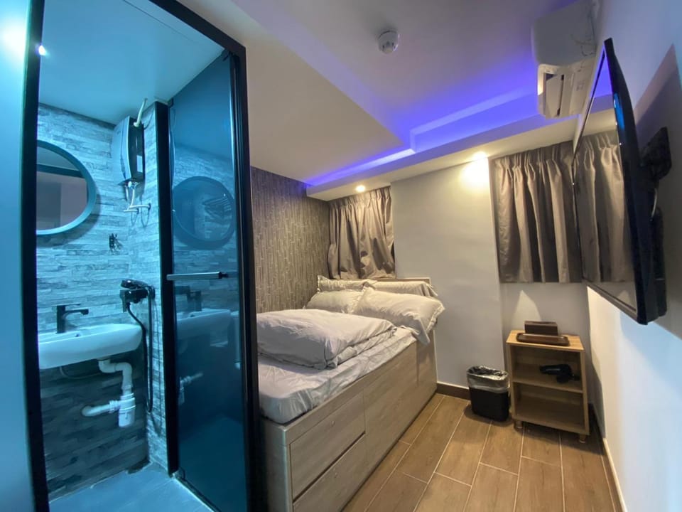 Bed, Bathroom, TV and multimedia, Photo of the whole room
