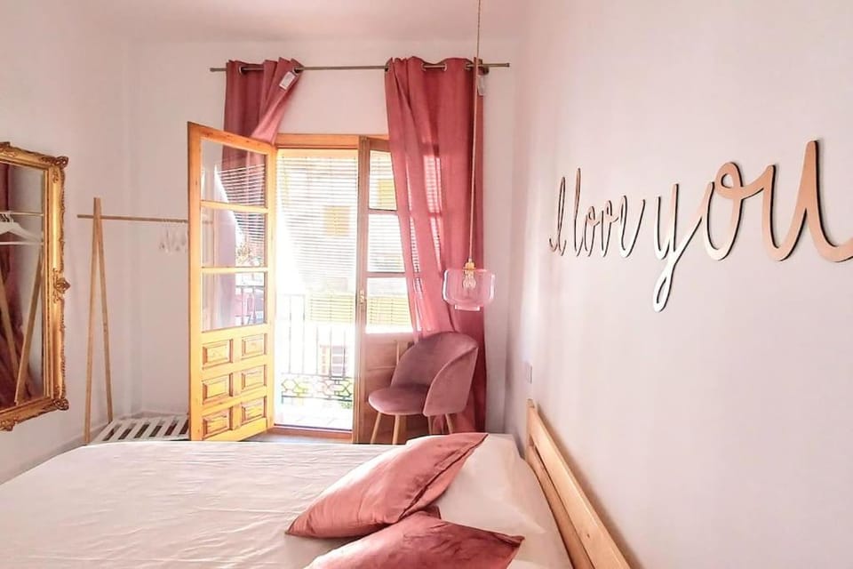 Bed, Balcony/Terrace, Photo of the whole room, Decorative detail, Bedroom, City view, Mountain view, Street view, Quiet street view, wardrobe