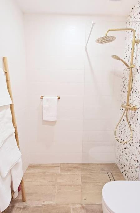 Shower, Bathroom, Decorative detail, towels