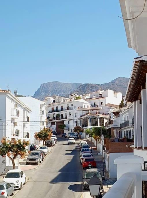 Neighbourhood, Balcony/Terrace, City view, Mountain view, Street view