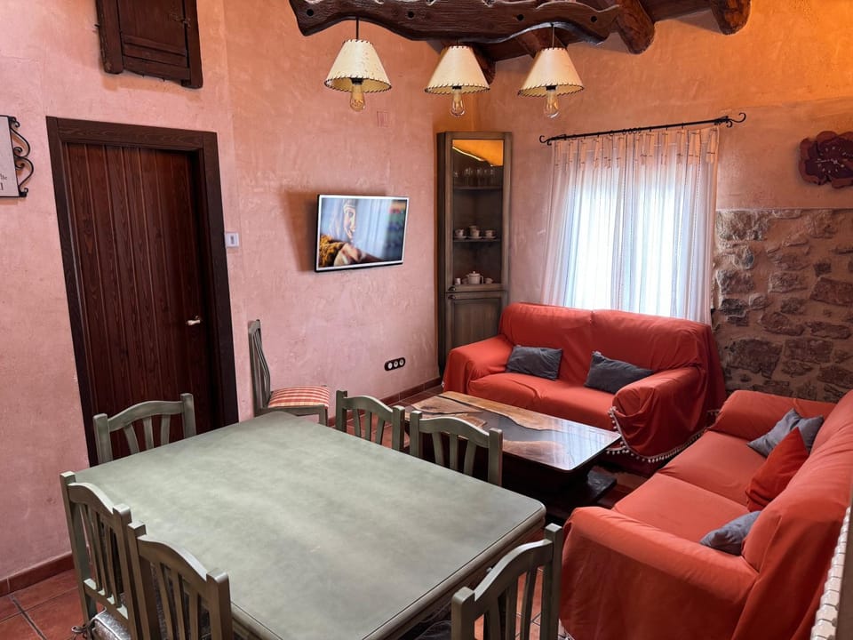 TV and multimedia, Living room, Seating area, Dining area