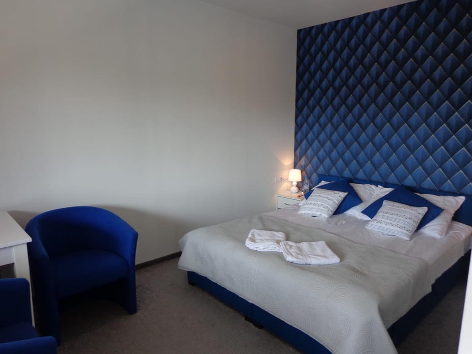 Bed, Coffee/tea facilities, Photo of the whole room, Decorative detail, Decorative detail, Seating area, Bedroom, towels, towels