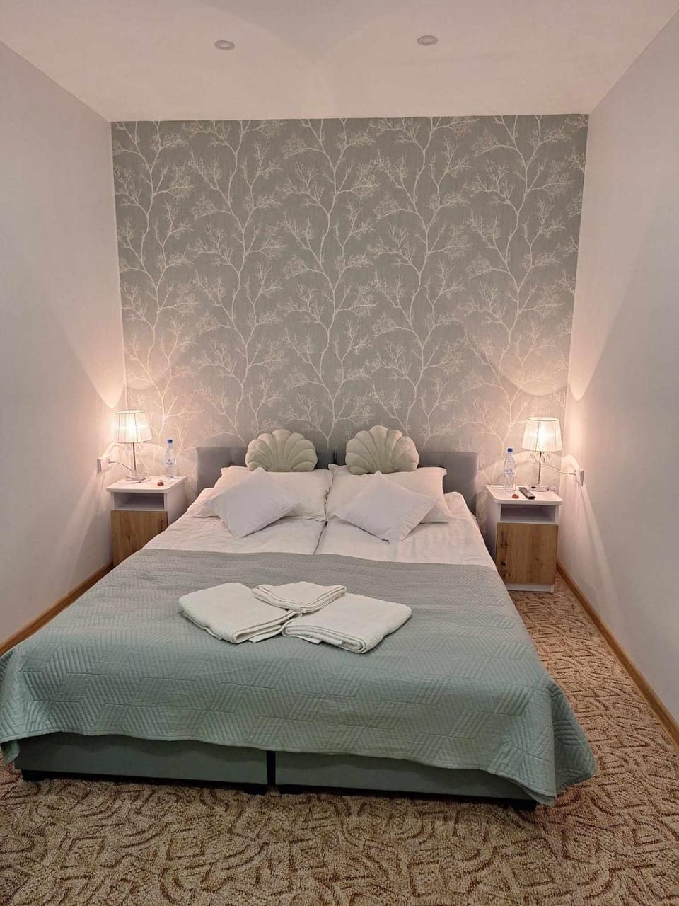 Bed, Other, Other, Other, Photo of the whole room, Decorative detail, Decorative detail, Bedroom, towels, towels