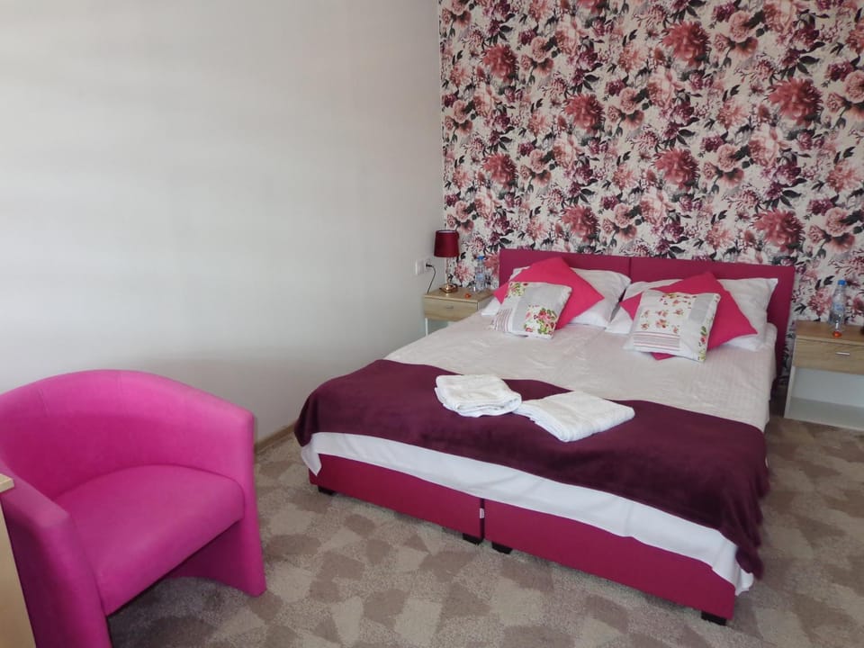 Bed, Other, Other, Other, Photo of the whole room, Decorative detail, Decorative detail, Seating area, Bedroom, towels, towels