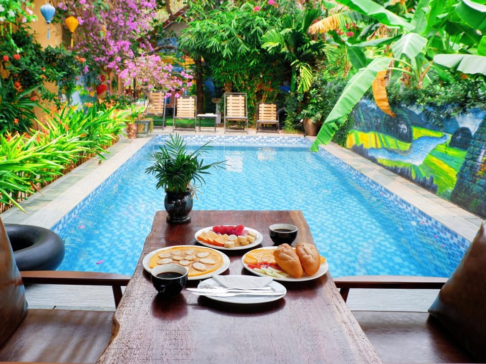 Swimming pool, Breakfast