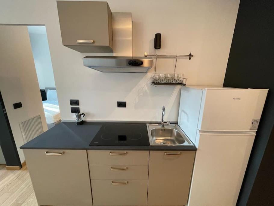 Milano Central Station Black Apartment in Milan