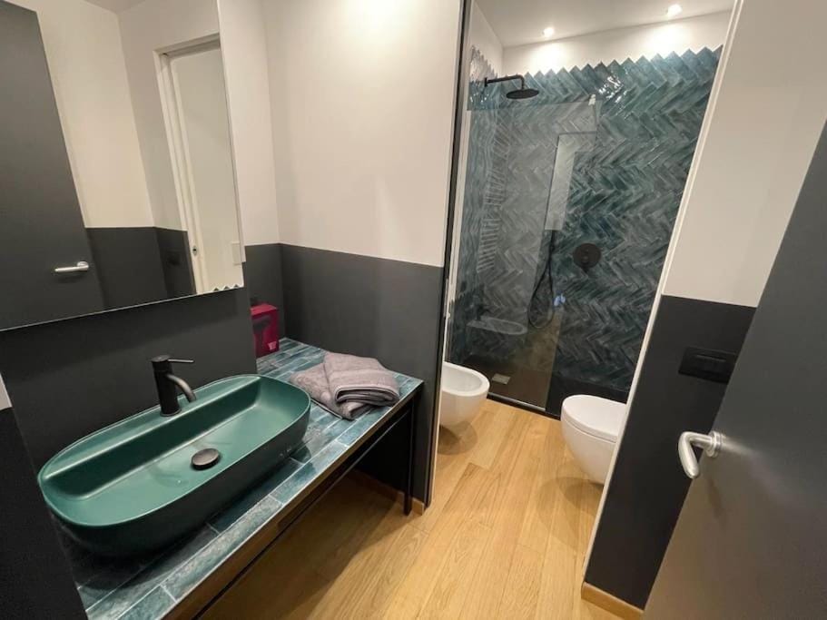 Milano Central Station Black Apartment in Milan