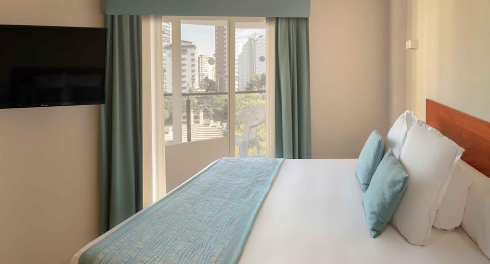 Bed, TV and multimedia, Photo of the whole room, Bedroom