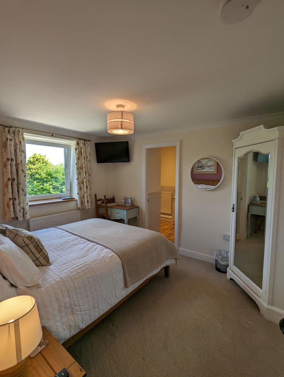 Bed, TV and multimedia, Photo of the whole room, wardrobe