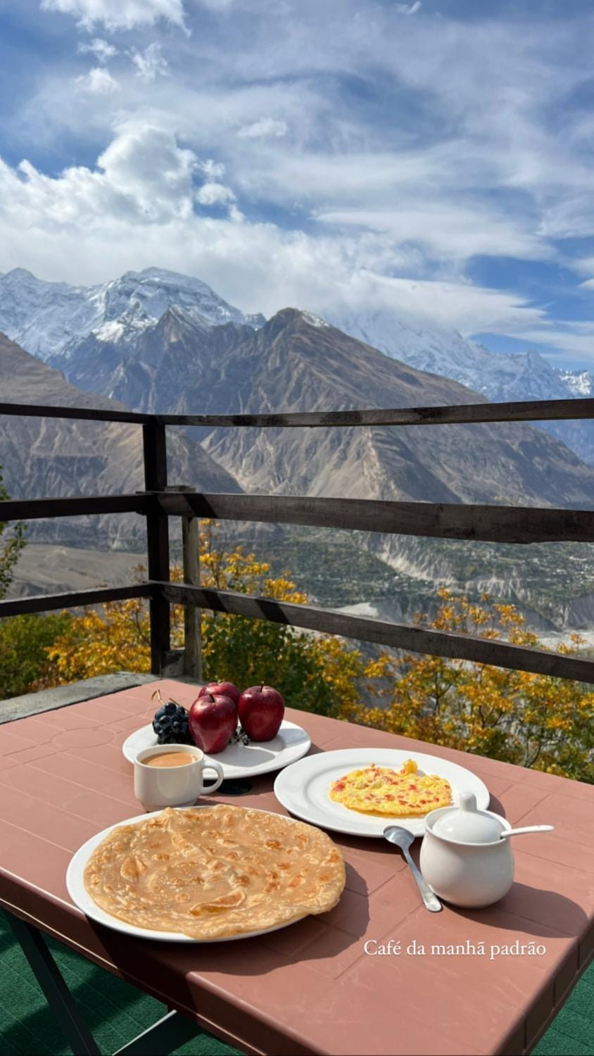 Property building, Restaurant/places to eat, Food and drinks, Breakfast