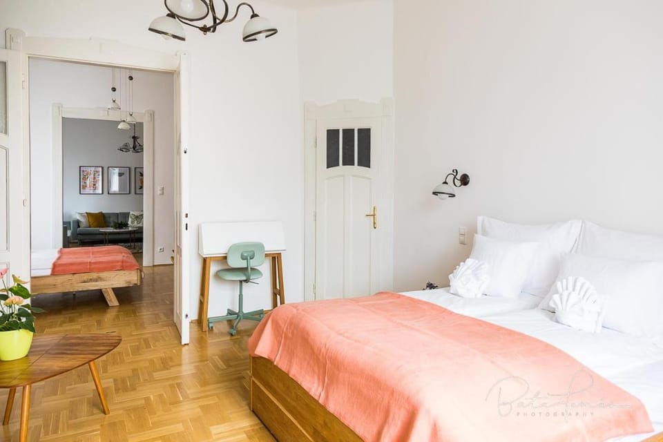 Bed, Photo of the whole room, Seating area, Bedroom