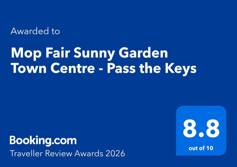 Mop Fair Sunny Garden Town Centre - Pass the Keys House in England