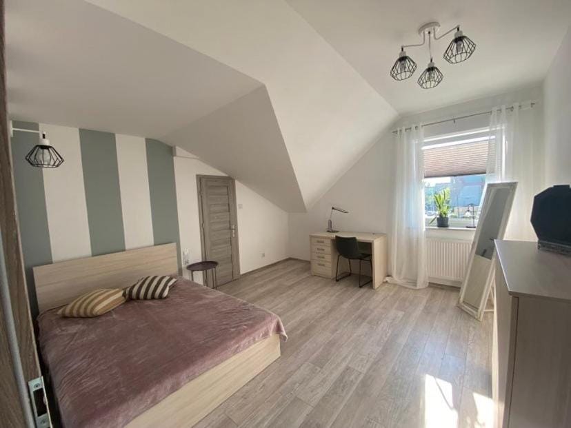 Photo of the whole room, Bedroom