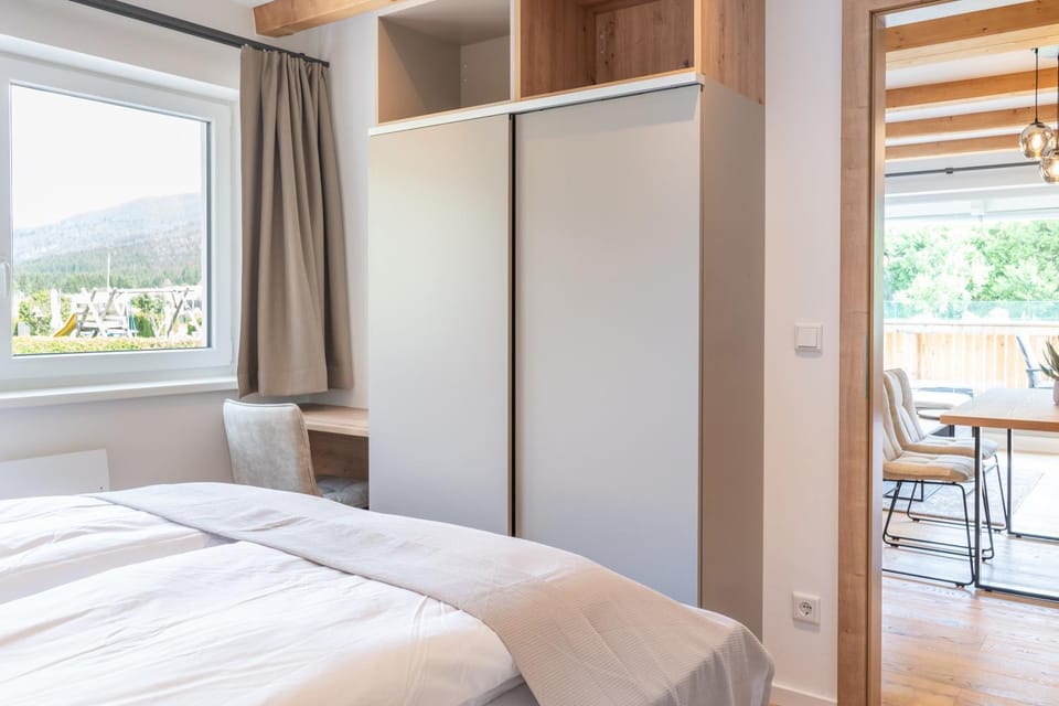 Seating area, Bedroom, wardrobe