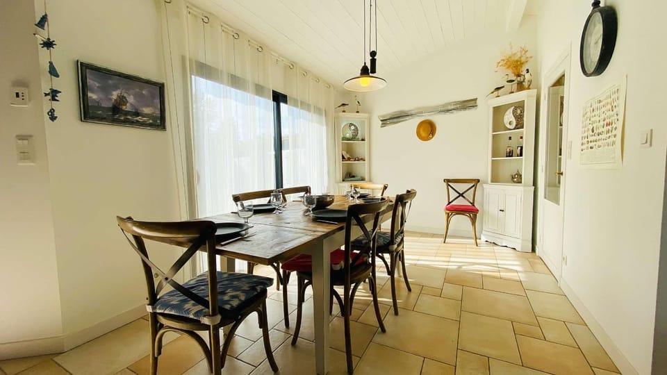 Seating area, Dining area