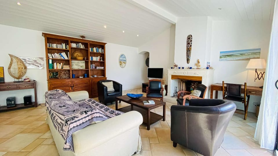 Communal lounge/ TV room, Library, TV and multimedia, Living room, Seating area