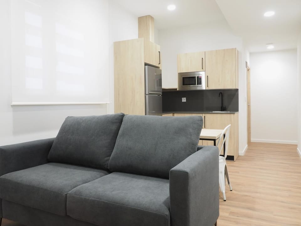 Kitchen or kitchenette, Living room, Seating area, minibar, stove
