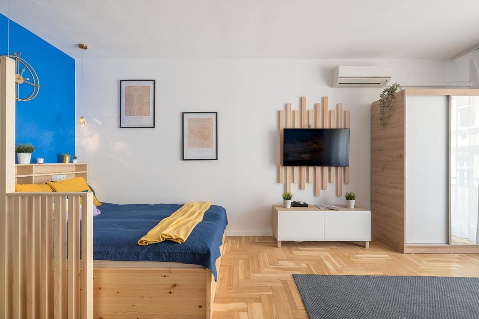 Bed, TV and multimedia, wardrobe
