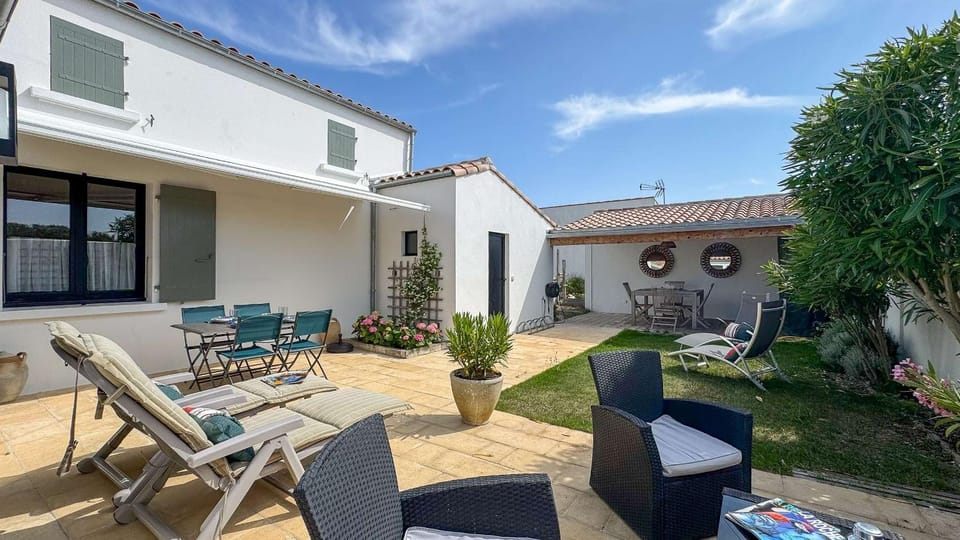 Property building, Patio, Balcony/Terrace, Garden view, sunbed