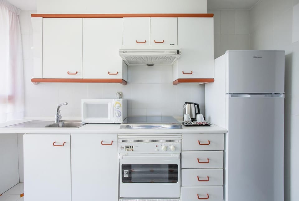 Coffee/tea facilities, Kitchen or kitchenette, dishwasher, oven, stove, toaster