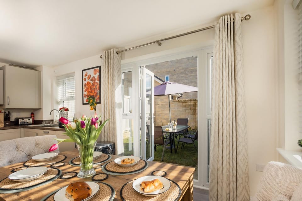 Kitchen or kitchenette, Food and drinks, Seating area, Dining area, Food