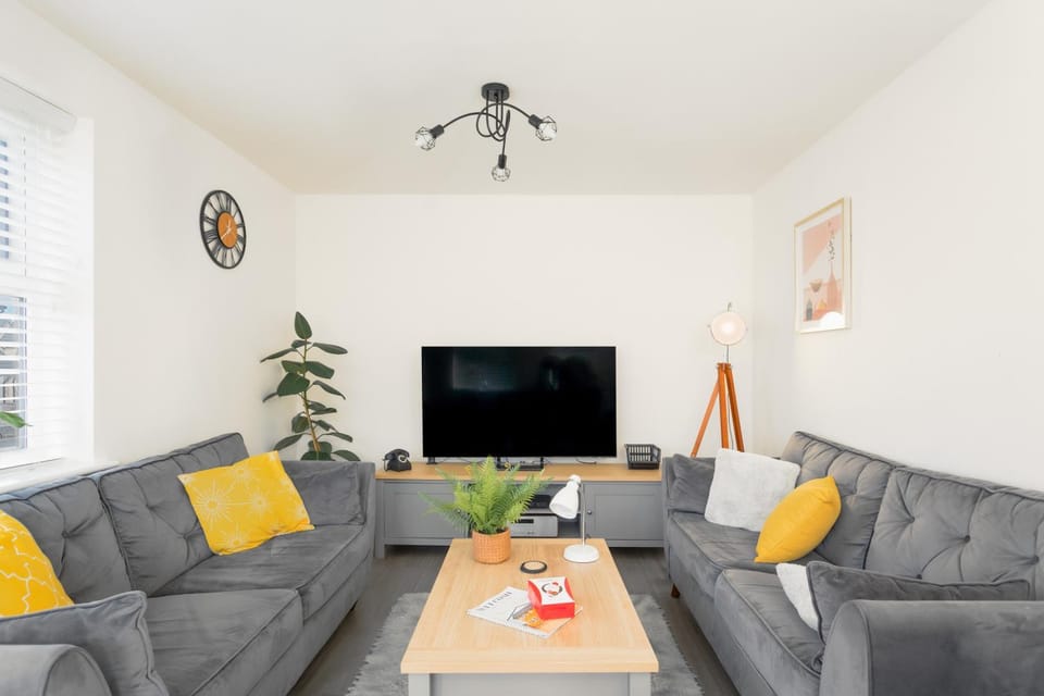 Communal lounge/ TV room, TV and multimedia, Living room, Seating area, Evening entertainment