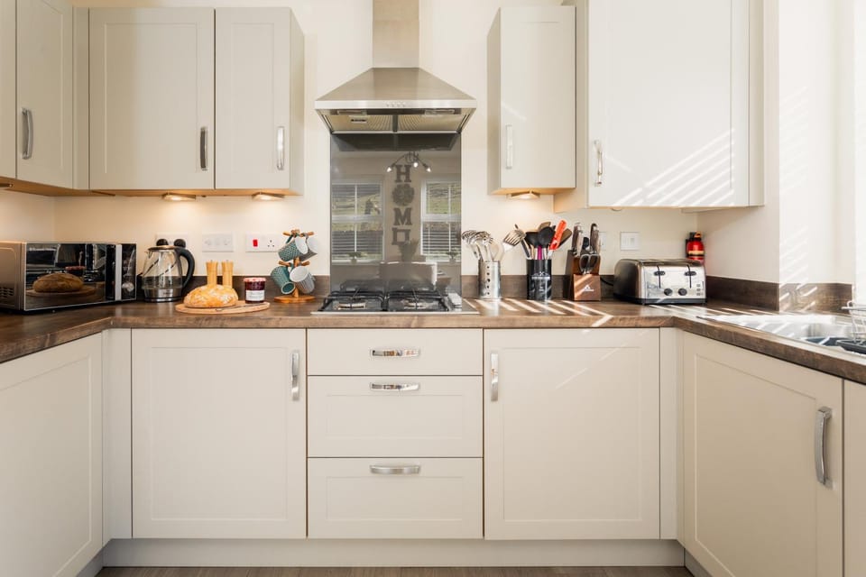Coffee/tea facilities, Kitchen or kitchenette, stove, toaster