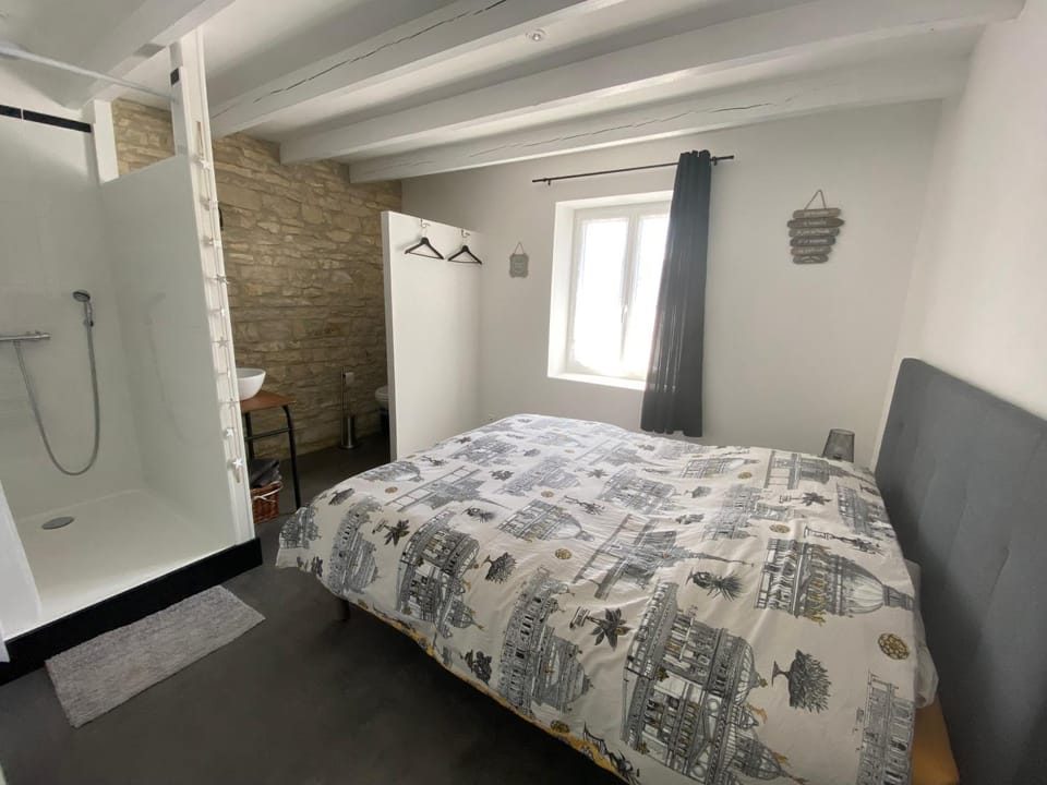 Shower, Toilet, Bed, Bathroom, Photo of the whole room, Bedroom, towels