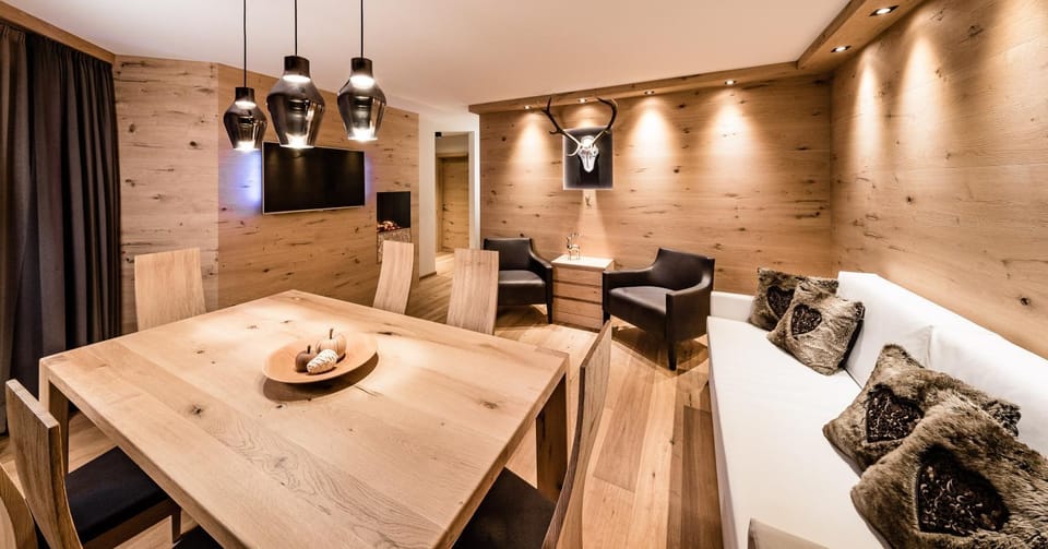 TV and multimedia, Seating area, Dining area