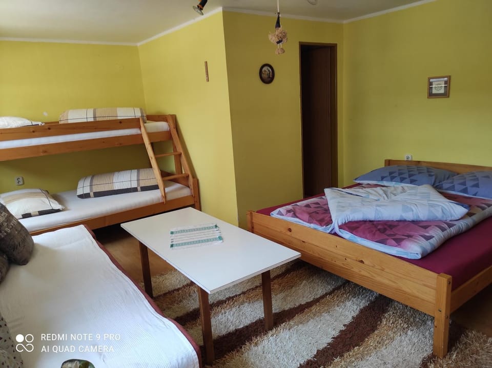 Bedroom, bunk bed