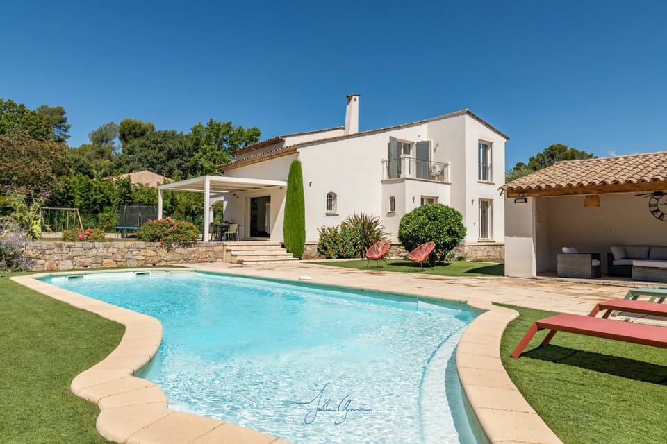 Property building, Patio, Garden, Garden view, Swimming pool, sunbed