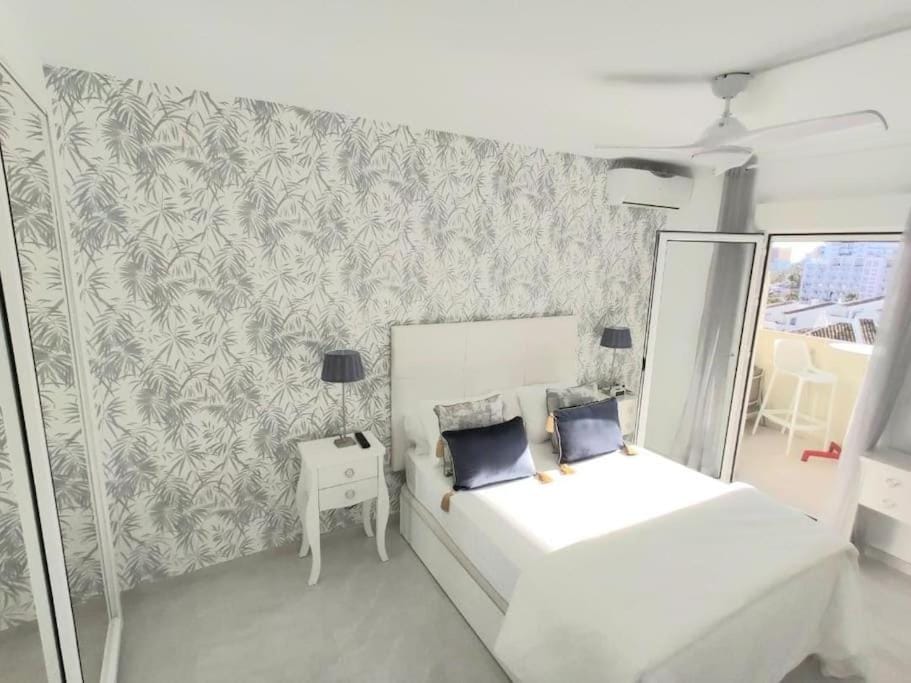 Bed, towels, air conditioner