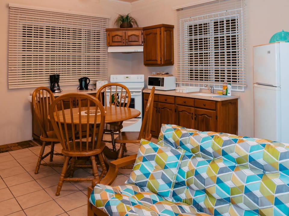 Dining area, kitchen