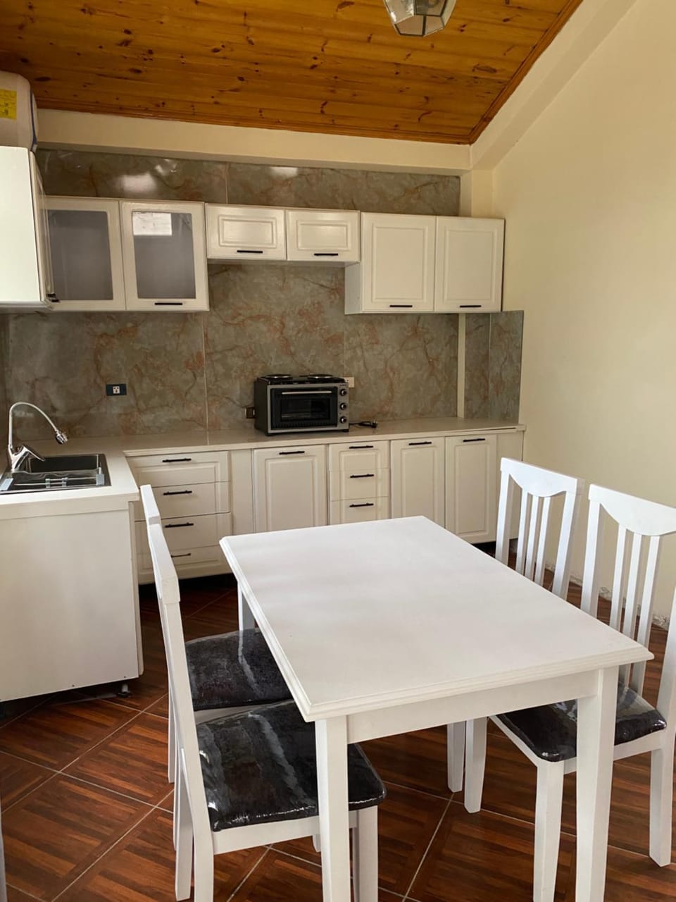 Kitchen or kitchenette, Dining area, oven, stove
