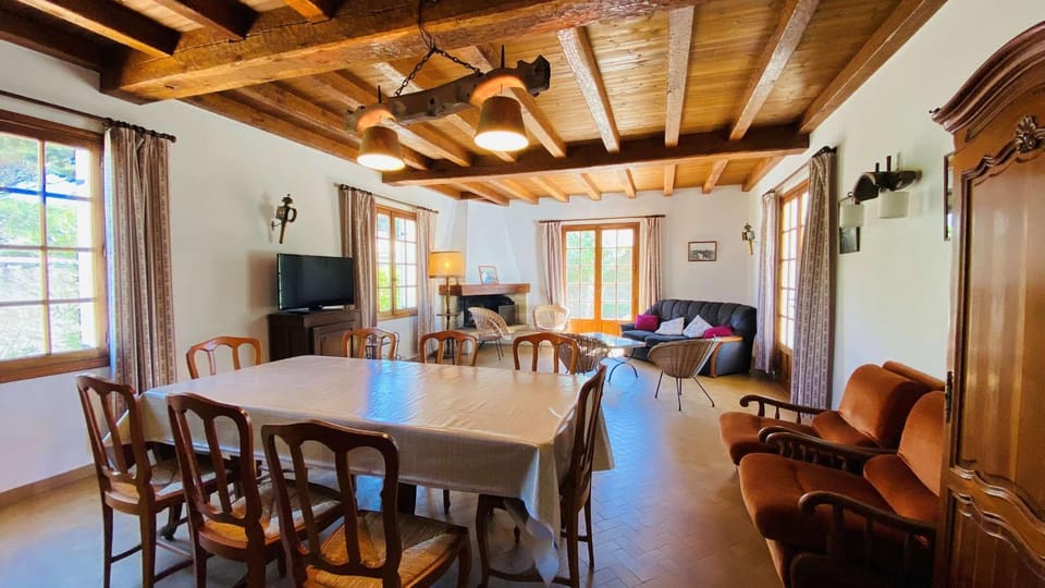 Communal lounge/ TV room, Living room, Seating area, Dining area