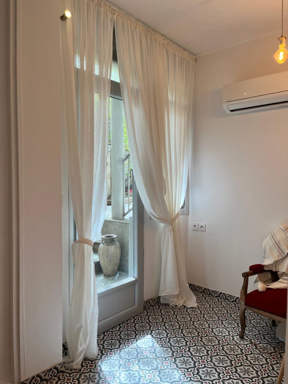 Seating area, air conditioner