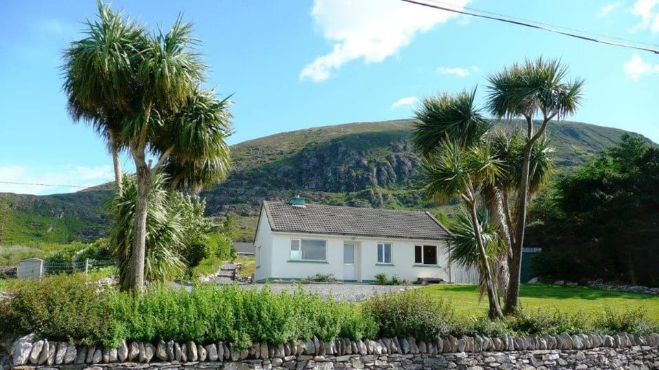 Property building, Natural landscape, Garden, Mountain view, Street view
