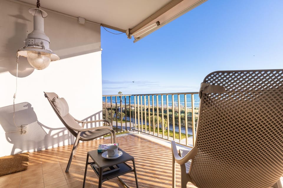 LETS HOLIDAYS Beach front apartment in Gavà Mar, Pine Beach Apartment in Catalonia