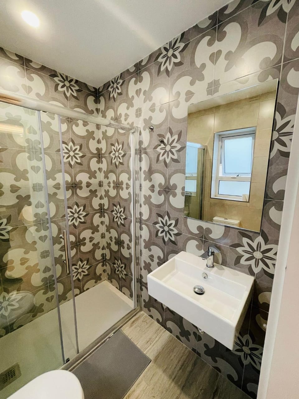 Shower, Toilet, Bathroom, towels