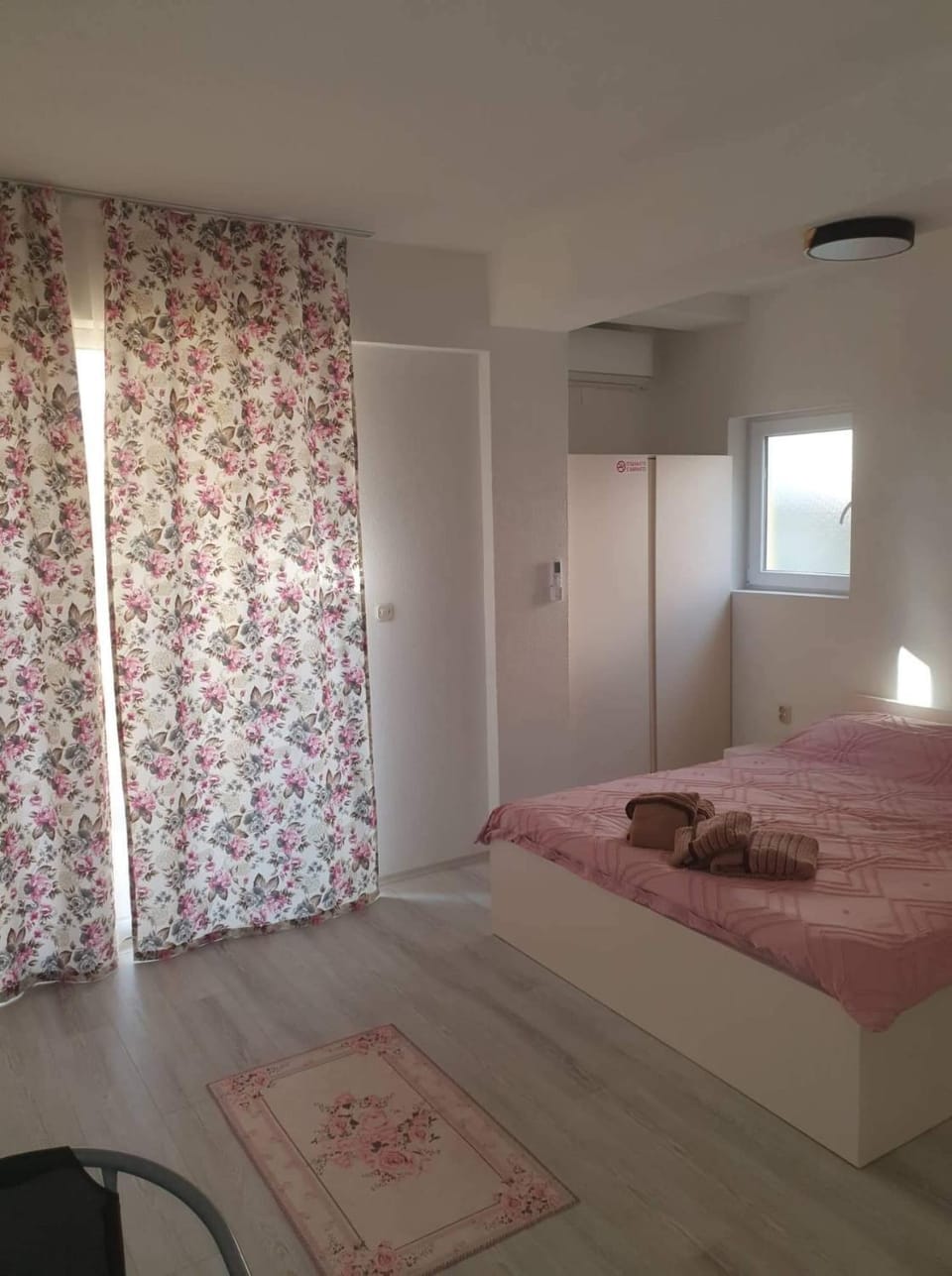 Bed, Photo of the whole room, towels, wardrobe