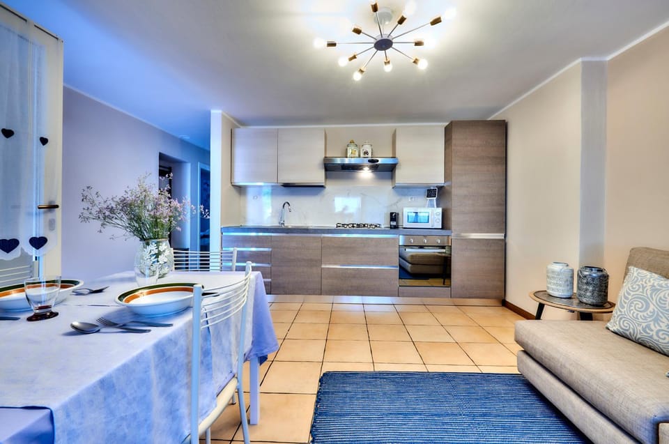Kitchen or kitchenette, Living room, Seating area, Dining area, minibar, pet friendly, stove
