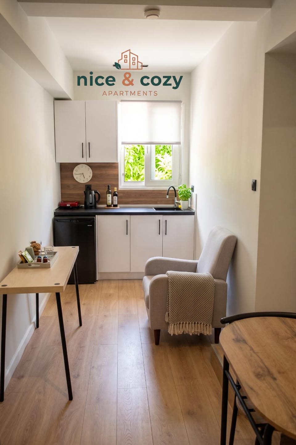 Kitchen or kitchenette, Living room, Seating area, Dining area, minibar, stove