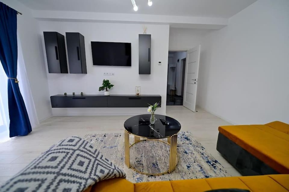 TV and multimedia, Living room, Photo of the whole room, Seating area, Evening entertainment