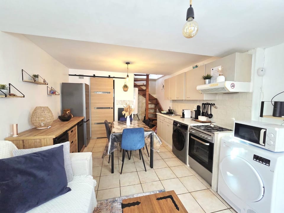 Coffee/tea facilities, Kitchen or kitchenette, Living room, Seating area, Dining area, oven, stove, toaster, washing machine, dryer