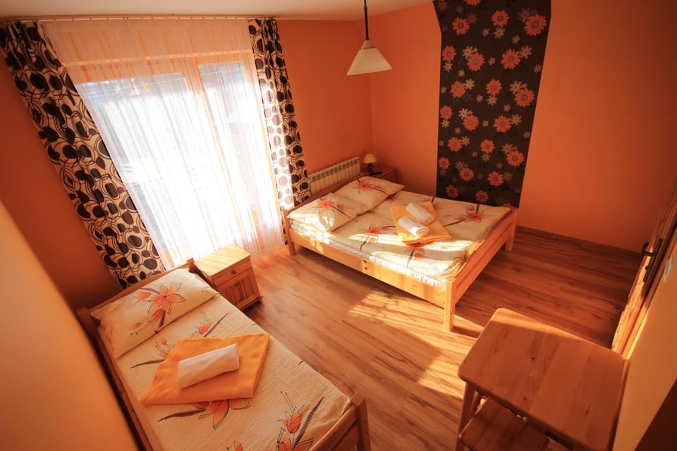 Photo of the whole room, towels