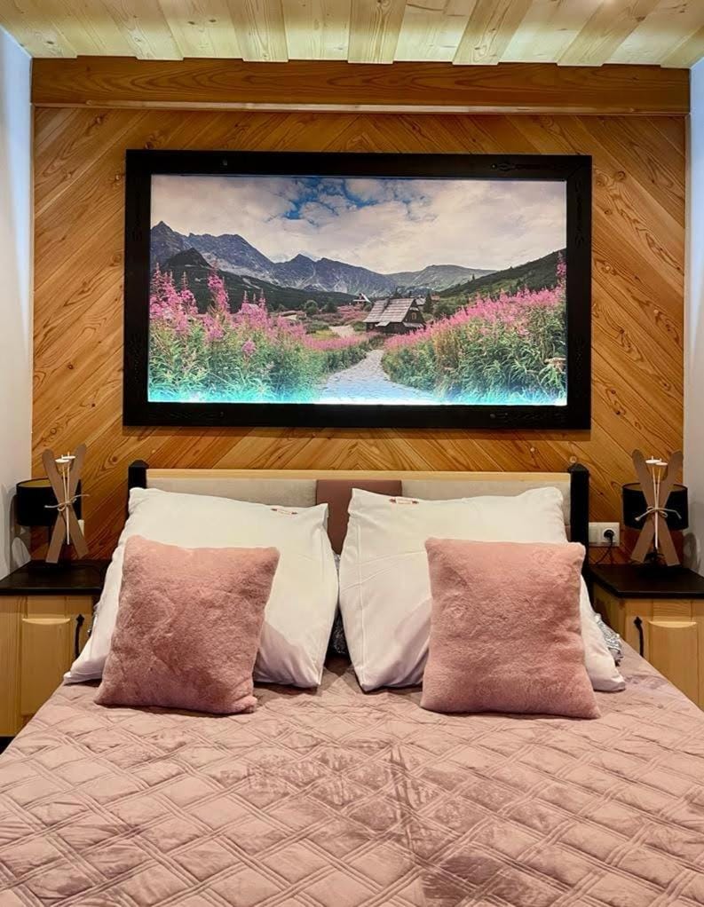 Bed, Photo of the whole room, Decorative detail, Bedroom