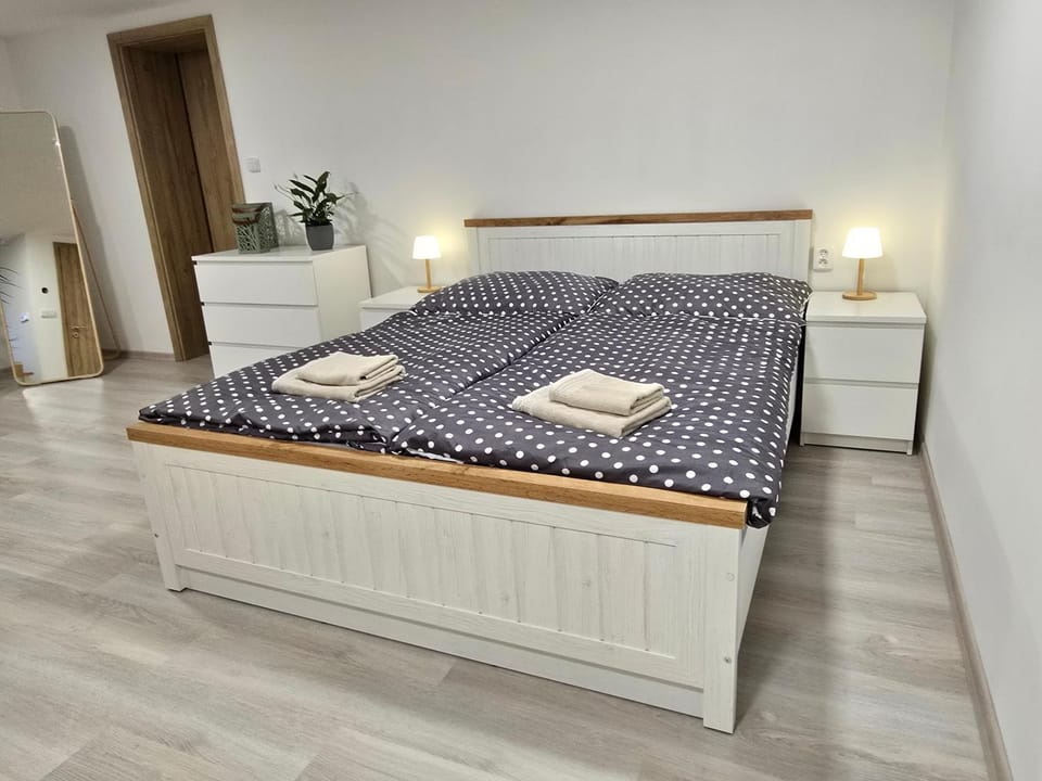 Bed, Bedroom, towels