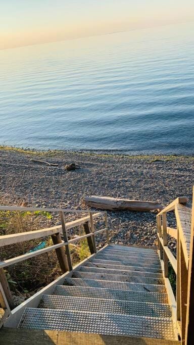 Lakefront Cottage w/ Private Beach- Niagara House in New York
